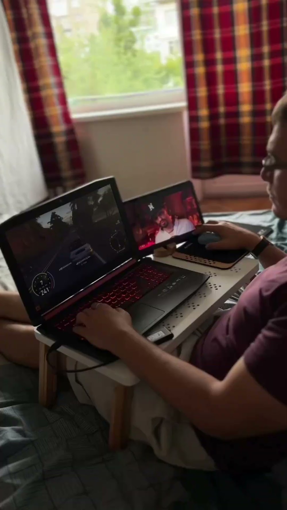 Customer using TablePro with a laptop, second screen, and mouse in bed.