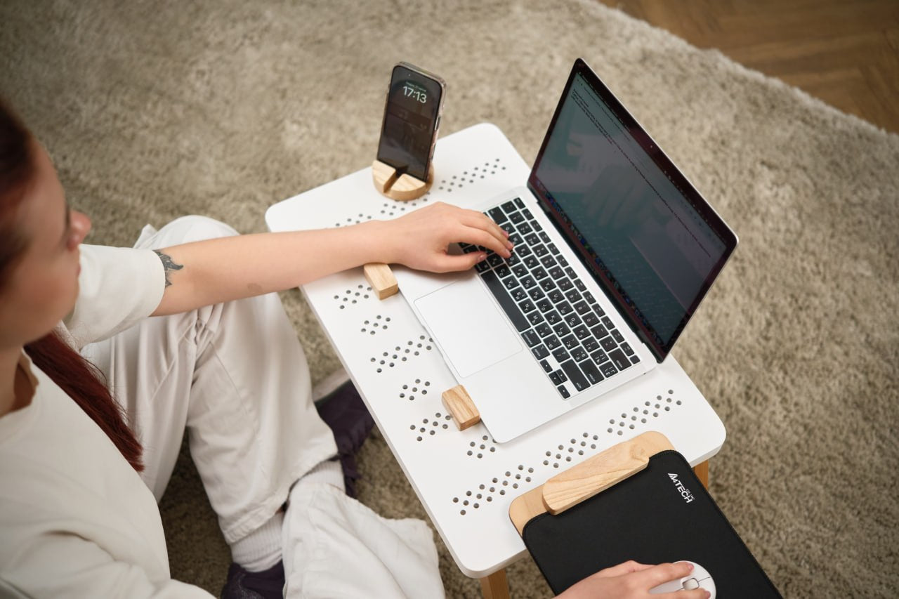 White TablePro with wooden modules, a phone holder and space for a mouse.